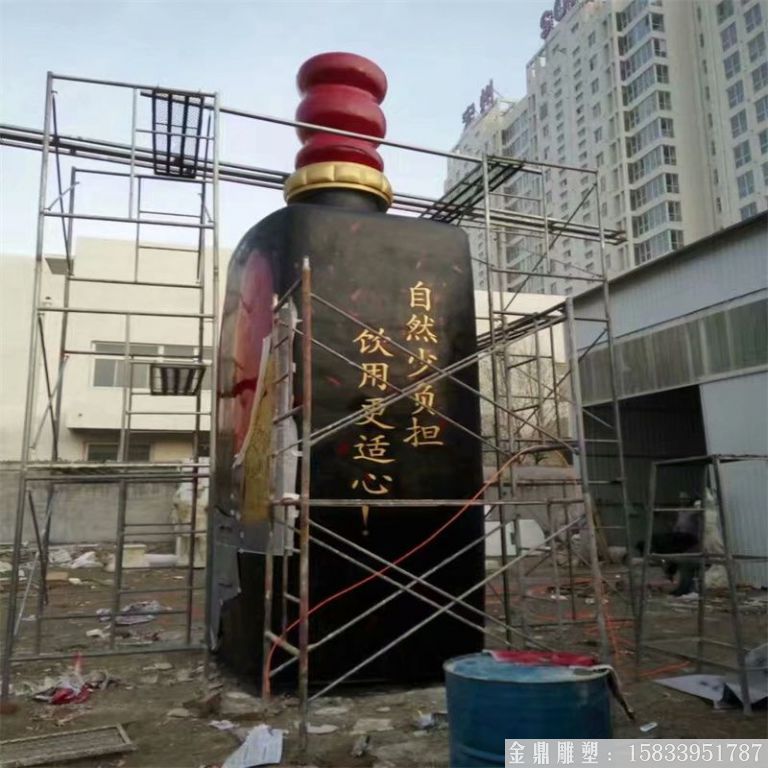 玻璃鋼大型酒瓶雕塑，酒廠仿真酒瓶雕塑定制3